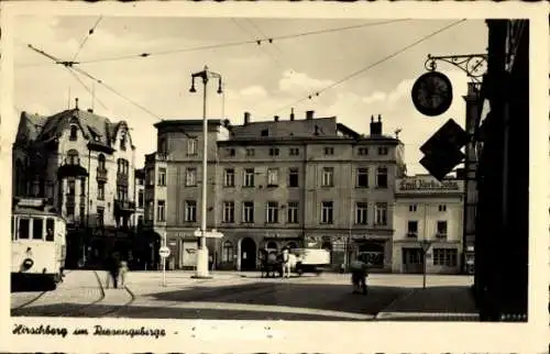 Ak Jelenia Góra Hirschberg im Riesengebirge, Straße mit Gebäude