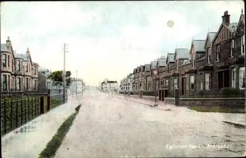 Ak Ardrossan Schottland, Eglinton Road,  Straßenansicht mit Gebäuden, gepflasterte Straße