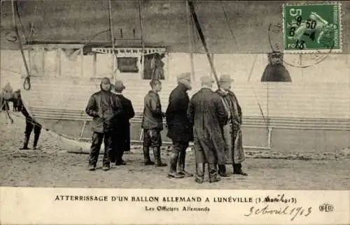 CPA Atterrissage d'un Ballon Allemand a Luneville, Officiers Allemands