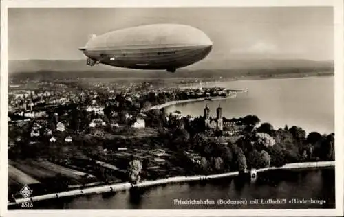 Ak Friedrichshafen am Bodensee, Zeppelin Hindenburg über der Stadt, Fliegeraufnahme