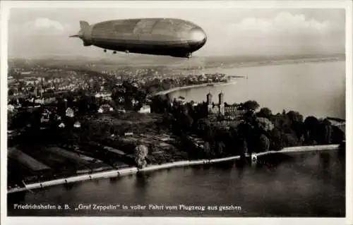 Ak Friedrichshafen am Bodensee, Luftschiff LZ 127 Graf Zeppelin in voller Fahrt, Fliegeraufnahme