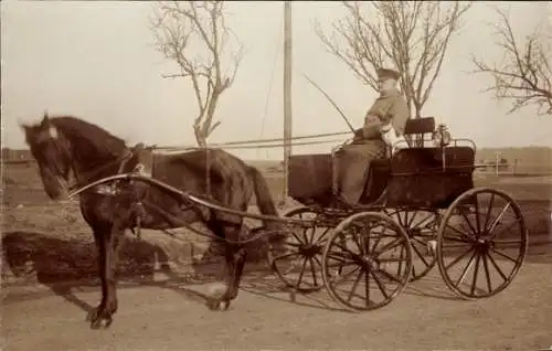 Foto Ak Kutsche, Pferd, Kutscher, Straße, Feld