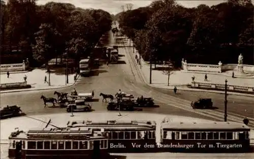 Ak Berlin Tiergarten, Vor dem Brandenburger Tor, Kaiser Friedrich Denkmal, Straßenbahn