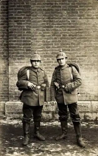 Foto Ak Portrait zweier deutscher kaiserlicher Soldaten in Uniform