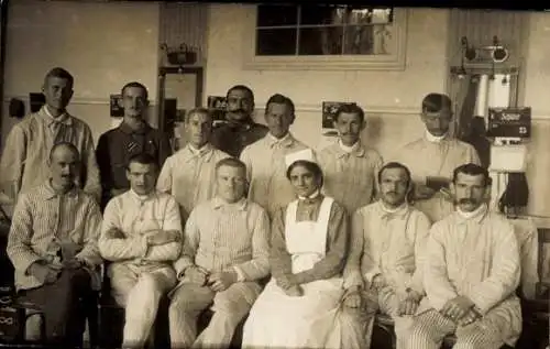 Ak Berlin Charlottenburg, Gruppenbild im Lazarett, kaiserliche Soldaten, Hilfspersonal