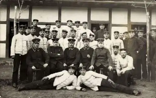 Foto Ak Łambinowice Lamsdorf Oberschlesien, kaiserliche Soldaten posieren