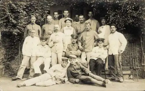 Foto Ak Gruppenbild, versehrte Soldaten im Lazarett, Hilfspersonal