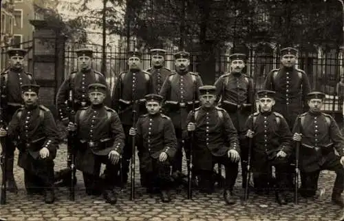 Ak Freiburg im Breisgau, Gruppenbild, kaiserliche Soldaten in Uniform, Gewehre