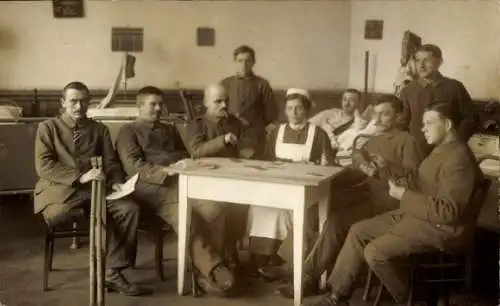 Ak Gruppenbild im Lazarett, versehrte Soldaten und Hilfspersonal