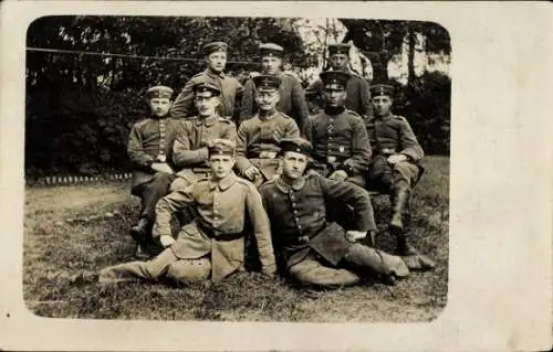 Foto Ak Warburg in Westfalen, Gruppenbild kaiserlicher Soldaten, Nachrichten Ersatz Depot 3