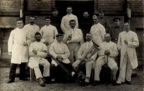 Foto Ak Freiburg im Breisgau, Gruppenbild im Lazarett, Versehrte Soldaten, Hilfspersonal