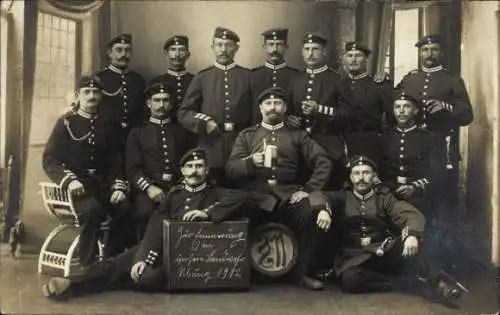 Foto Ak Berlin Charlottenburg, Gruppenbild kaiserliche Soldaten, Übung