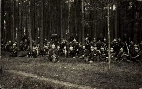 Foto Ak Gruppenbild von kaiserlichem Bataillon im Wald