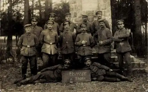 Foto Ak Toruń Thorn Westpreußen, Gruppenbild Elsässer Soldaten am Ehrenmal