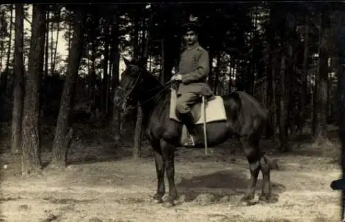 Foto Ak Sochaczew Polen, Kavallerist zu Pferde