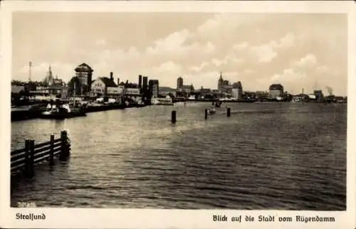 Ak Stralsund in Vorpommern, Blick auf die Stadt vom Rügendamm