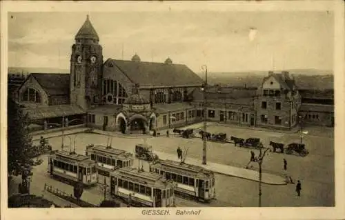 Ak Gießen an der Lahn Hessen, Bahnhof, Straßenbahnen