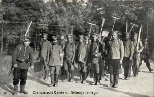 Ak Die russische Garde im Gefangenenlager, Russische Soldaten, Kriegsgefangene mit Besen, 1. WK