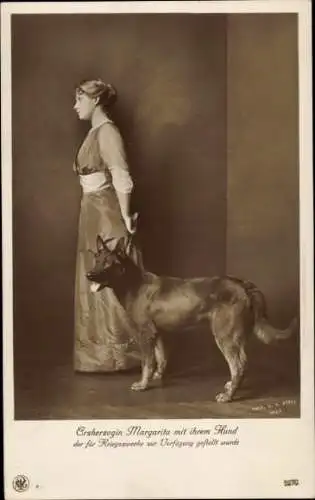 Ak Erzherzogin Margarita mit ihrem Hund, Margaretha von Österreich-Toskana