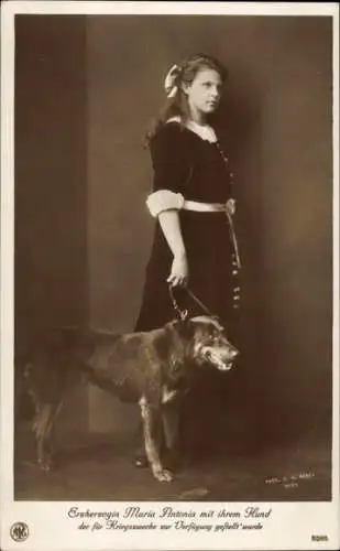 Ak Erzherzogin Maria Antonia mit ihrem Hund, Margaretha von Österreich-Toskana