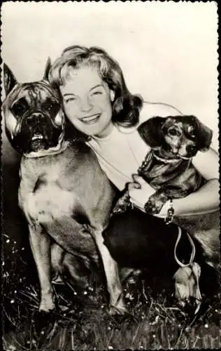 Ak Schauspielerin Romy Schneider mit zwei Hunden, Dackel