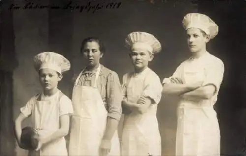 Foto Ak Drei junge Köche und eine Köchin, Gruppenfoto