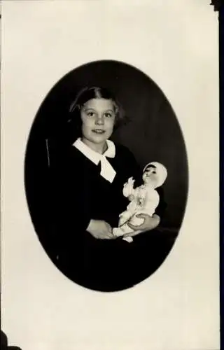 Foto Ak Mädchen mit Puppe, Porträt, Spielzeug