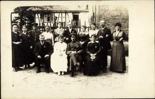 Foto Ak Deutsche Soldaten in Uniformen, Gruppenfoto, Familie