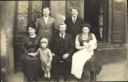 Foto Ak Familienbild, Frau mit Baby, Gruppenfoto