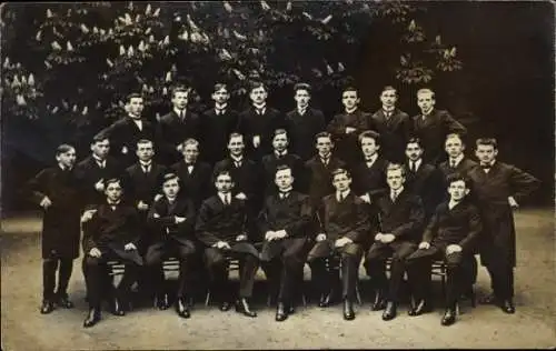 Foto Ak Junge Männer in schwarzen Anzügen, Gruppenfoto