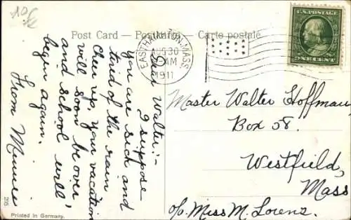 Ak Katzenfamilie, Junge Katzen spielen im Stall, Katzenmutter