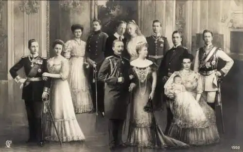 Ak Kaiserliche Familie, Kaiser Wilhelm II, Kaiserin Auguste Viktoria, Kronprinzenpaar, Liersch 1500