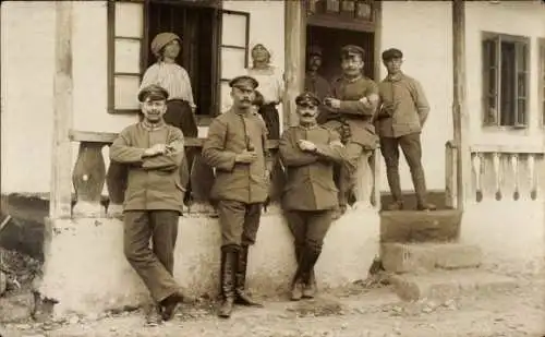 Foto Ak Ostfront, Deutsche Soldaten in Uniformen, I WK