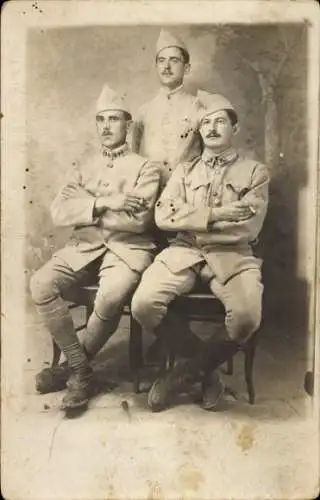 Foto Ak Französische Soldaten in Uniformen, Gruppenfoto, Zigarette