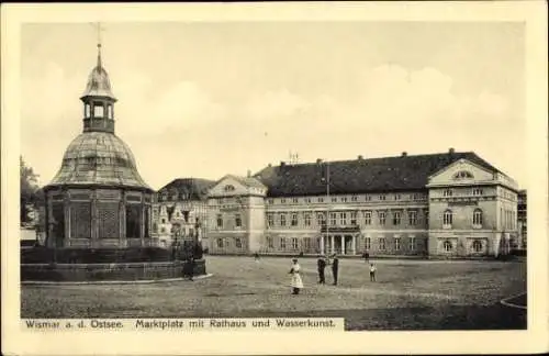 Ak Hansestadt Wismar, Wismar a.d. Ostsee. Marktplatz mit Rathaus und Wasserkunst.