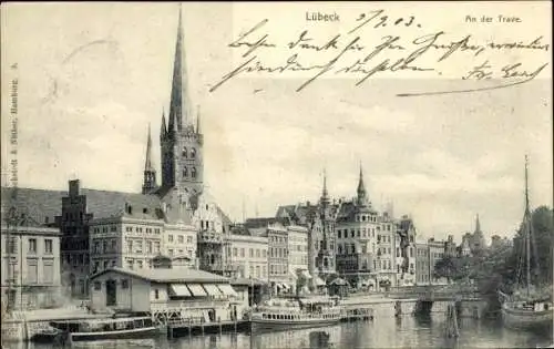 Ak Hansestadt Lübeck, Blick auf die Stadt mit Marienkirche, dahinter die Trave mit zwei Schiffen.