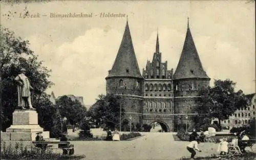 Ak Hansestadt Lübeck, Bismarckdenkmal, Holstentor