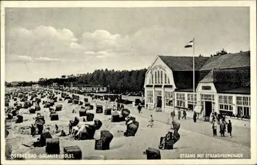 Ak Ostseebad Grömitz in Holstein, Strand mit Strandpromenade, viele Menschen, ein großes Gebäu...