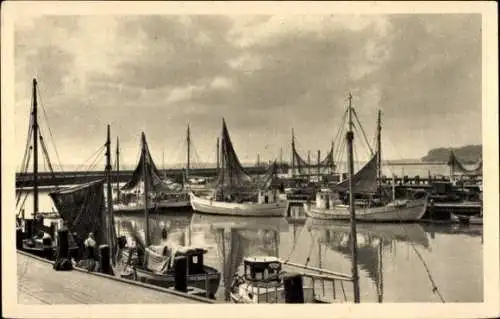 Ak Sassnitz auf Rügen, Fischereihafen, Fischerboote