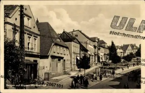 Ak Neklade Bergen auf Rügen, Eine schwarz-weiße Postkarte zeigt eine Straße mit mehreren Häuse...