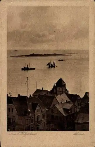 Ak Nordseeinsel Helgoland, Blick auf  zwei Schiffe im Meer, dahinter Häuser