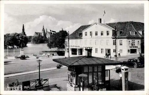 Ak Hillerød Hilleröd Dänemark, Blick auf den Marktplatz von Hillerod mit Rathaus, Kirche und H...