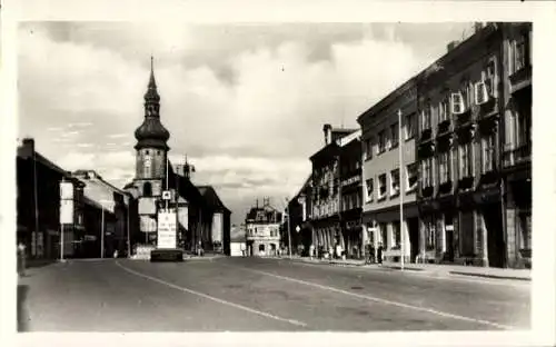 Ak Sokolov Falkenau an der Eger Reg. Karlsbad, Straßenpartie im Ort, Kirche