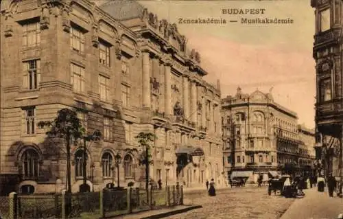 Ak Budapest Ungarn, Vorderseite: Gebäude der Musikakademie in Budapest mit Bäumen und Straßenb...