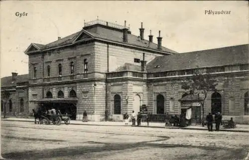 Ak Györ Ungarn, Pályaudvar, Straßenpartie mit Blick auf den Bahnhof