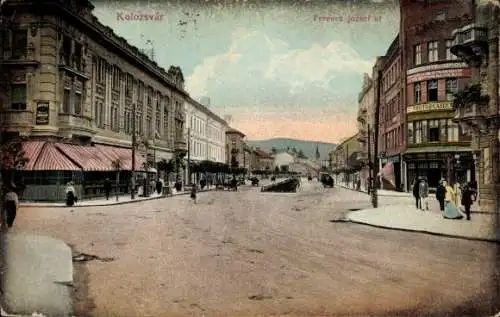 Ak Cluj Napoca Klausenburg Kolozsvar Rumänien, Straßenszene mit Menschen, die auf dem Gehweg f...