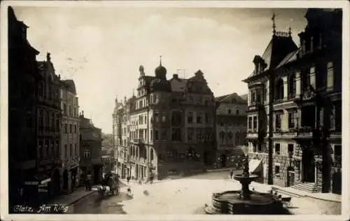 Ak Kłodzko Glatz Schlesien, Stadtansicht, historische Gebäude, Brunnen, Pferdefuhrwerk, sepia-...