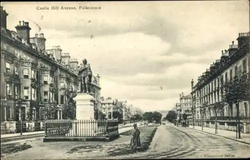 Ak Folkestone Kent England, Castle Hill Avenue, Statue, Straßenansicht, alte Gebäude