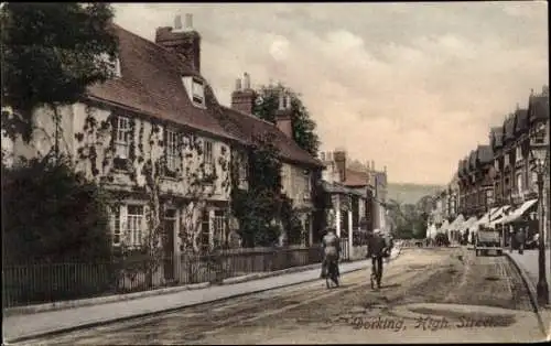 Ak Dorking Surrey England, Dorking High Street, alte Häuser, Radfahrer, Geschäfte, ländliche A...