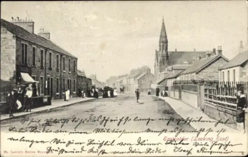 Ak East Calder Schottland, Straße, Passanten